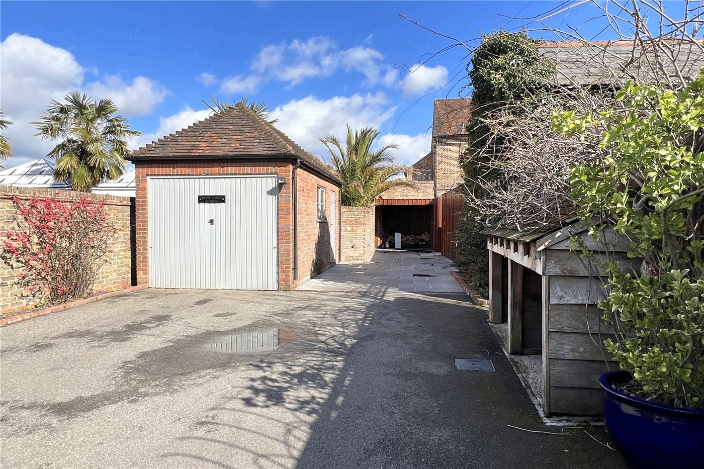 Garage & Parking